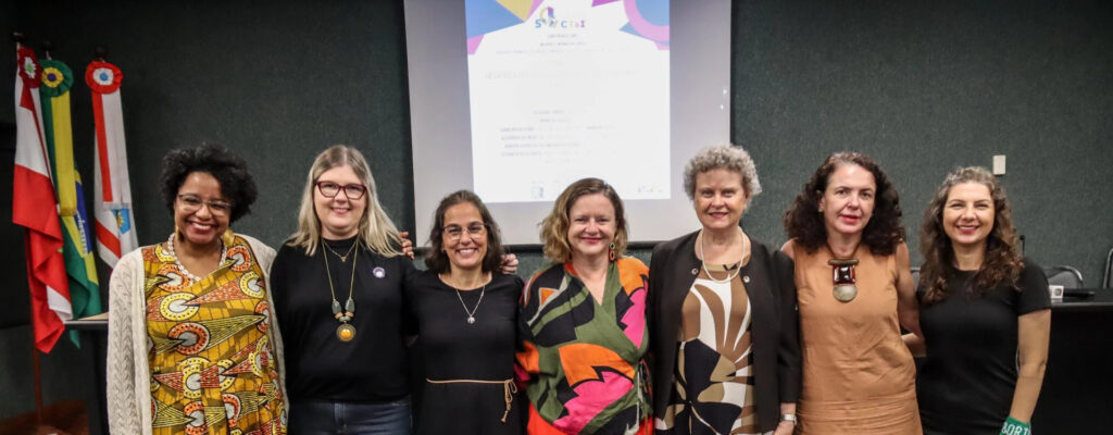 a esquerda para a direita: Alexandra Alencar (Ebó Epistêmico/UFSC), Tatiana Renata Garcia (Meninas na Tecnologia/UFSC Joinville), Maria Elisa Máximo (SBPC/SC), Geovana Lunardi Mendes (Udesc), Joana Maria Pedro (INCT Caleidoscípio/UFSC), Janine Gomes da Silva (IEG/UFSC) e Morgani Guzzo (INCT Caleidoscópio/UFSC). Créditos: Jéssica Michels.