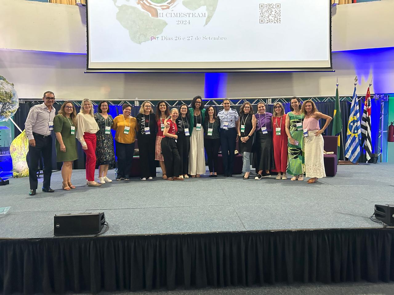 Foto do evento mostrando diversas mulheres sobre o palco