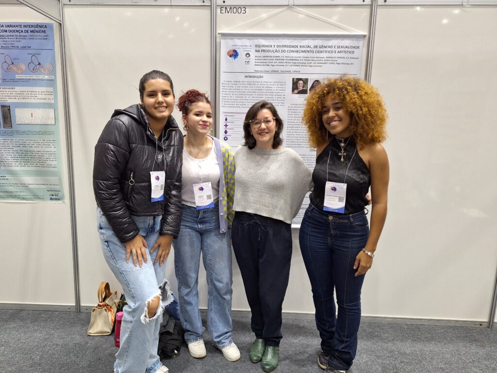 Com a supervisão da pós-doutoranda Lia Sousa (ao centro), as bolsistas Mariane Colombaroli, Jharaelys Peralta e Andressa Gomes (da esquerda pra direita) apresentam pôster no Congresso.