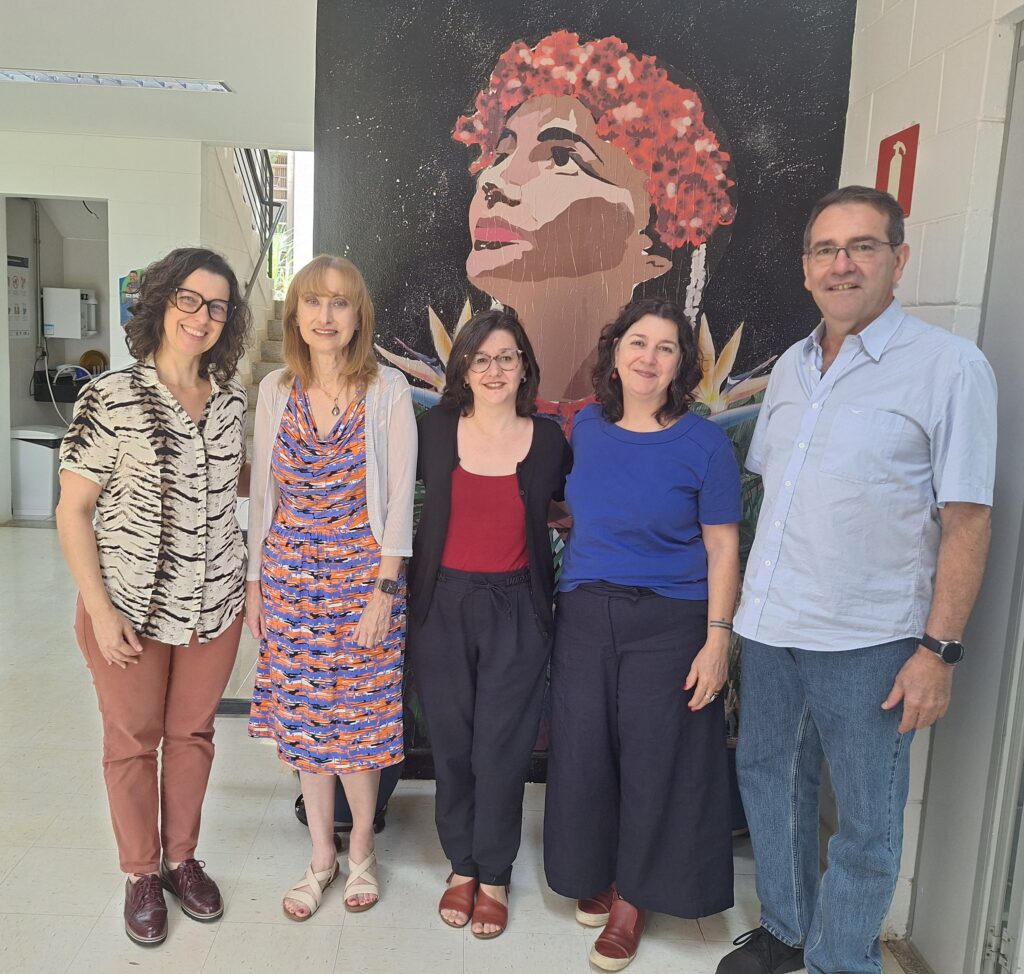 A equipe de pesquisadoras do Observatório Sul-Sudeste com Rosaly Lopes e prof. Alvaro Crósta, do IG/Unicamp.