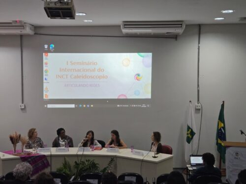 A abertura do evento contou com a participação de Joana Nunes, Coordenadora-Geral de Bioeconomia e Ciências Exatas, Humanas e Sociais do Ministério de Ciência Tecnologia e Inovação; Andreza Xavier, Diretora da Secretaria Nacional de Articulação Institucional, Ações Temáticas e Participação Política do Ministério das Mulheres; Maria Emília Walter, Decana de Pesquisa e Inovação da UnB; e Deborah Santos, Secretária de Direitos Humanos da UnB.