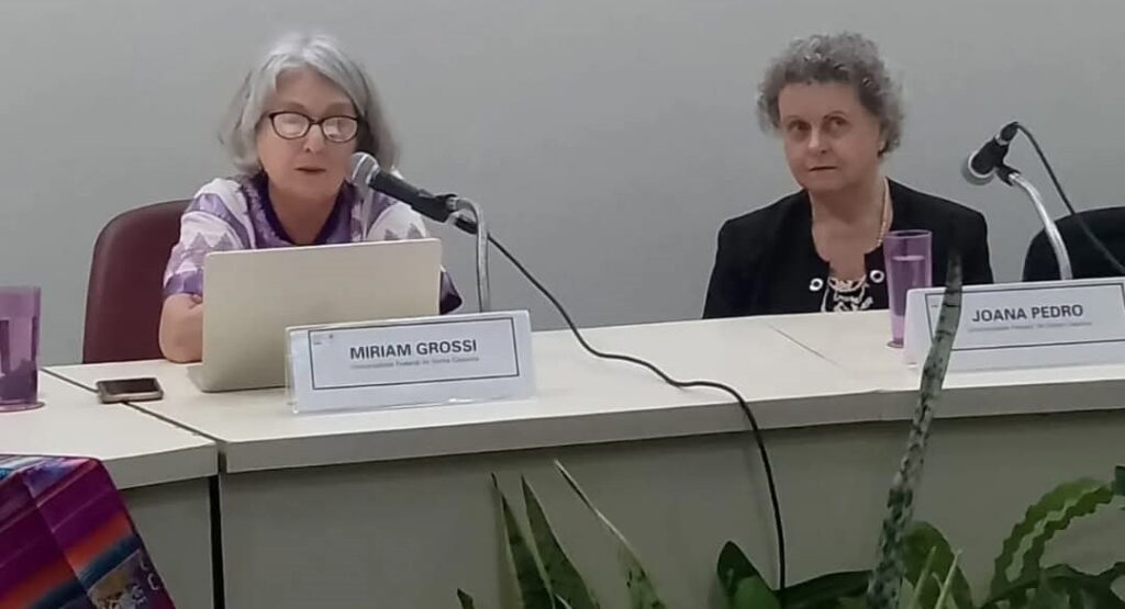 Professora Joana Maria Pedro (à direita), ao lado da professora Miriam Grossi, durante Conferência de Abertura do I Seminário Internacional do INCT Caleidoscópio, em 29 de outubro de 2024.