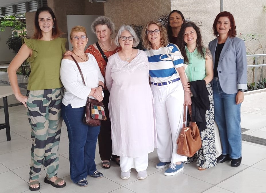 Professora Joana Maria Pedro (terceira da esquerda para a direita, vestindo uma blusa laranja) com outras pesquisadoras durante o I Seminário Internacional do INCT Caleidoscópio. 